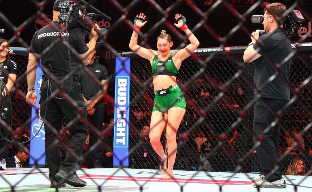 Regina Tarin celebrando contra la reja