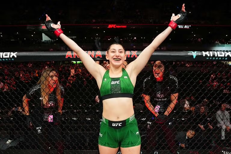 Regina Tarin celebra su victoria de debut en UFC dentro de la Arena CDMX