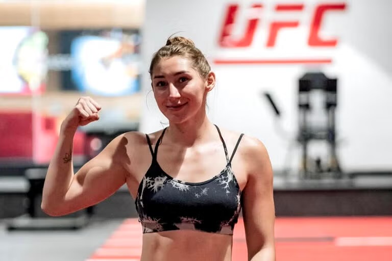 Regina Tarin entrenando en el UFC Performance Institute